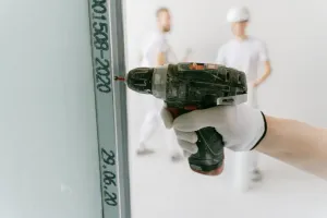 Czy wiertarka akumulatorowa poradzi sobie z betonową ścianą