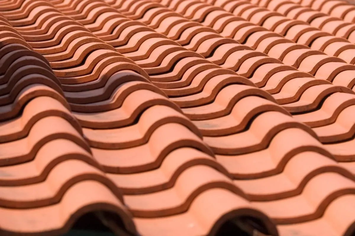 Matowa czy satynowa – skąd biorą się różnice w wyglądzie ceramicznego dachu (foto)